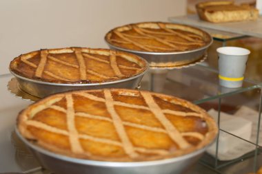 Üç limon tart yuvarlak Metal konteynerler.