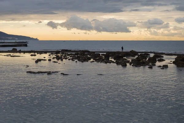 Mann Steht Auf Felsen Inmitten Des Meeres Und Beobachtet Frachtschiffe — Stockfoto