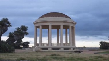 Livorno uzun kıyı şeridi, Tuscany - İtalya yakınındaki beyaz taş çardak Hyperlapse