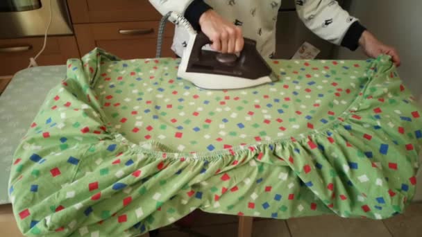 Lady Menyetrika Green House Sheet Ironing Board Slow Motion — Stok Video