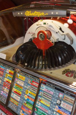Retro müzik kutusu: müzik ve dans 1950'lerde barlarda