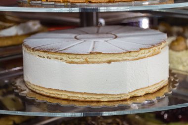 Bir pasta ekran Stand içinde büyük peynirli kek