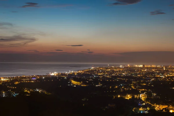 夕暮れ時にトスカーナ州リヴォルノの街の空撮 — ストック写真
