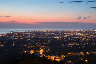 Alacakaranlıkta Toskana'daki Livorno şehrin havadan görünümü