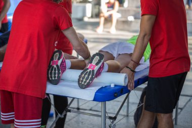Fiziksel bir spor egzersiz yaptıktan sonra bacaklar masaj yaparken bir yatakta yatarken atlet