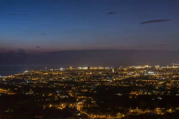 夏の夜にトスカーナ州リヴォルノの市の空撮 — ストック写真