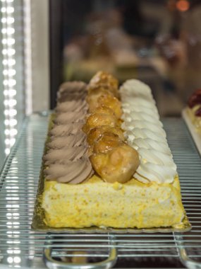 Kek krem Puffs ve çikolata ve krema ile doldurulmuş