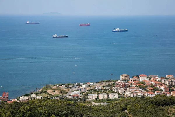 Veduta aerea di navi da carico vuote vicino alla costa con mari calmi — Foto Stock