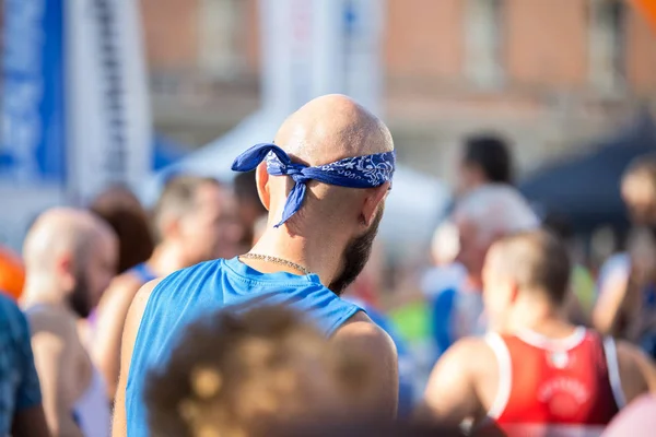 Onun kafa hazır almak için bölüm yarışta üzerinde bir Bandana ile kel maraton koşucusu — Stok fotoğraf