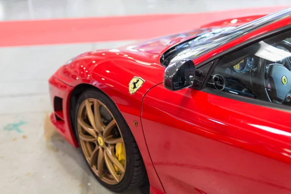 Rode Sport auto Ferrari Detail: Bestuurderszijde — Stockfoto