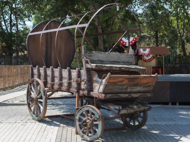 Tekerlekli ve Metal Yapılı Antik ahşap vagon