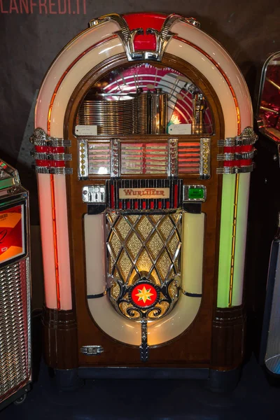 Retro-Jukebox: Musik und Tanz in Bars in den 1950er Jahren — Stockfoto