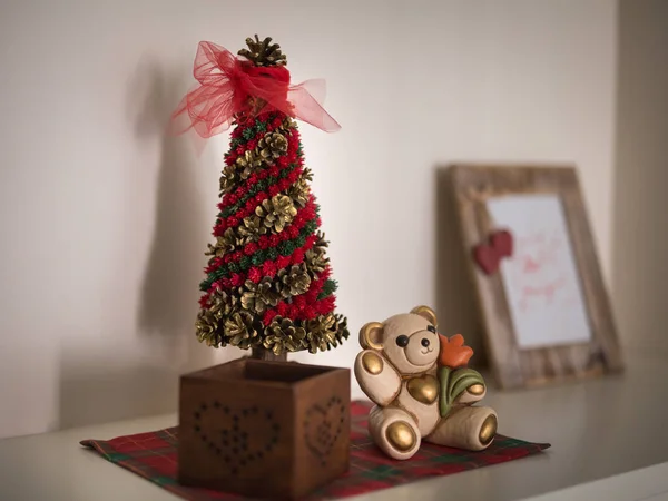 Décorations de Noël, ornements et cadre photo en bois sur un meuble dans la maison — Photo