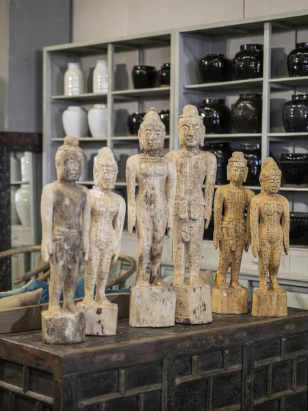 Sex buddhistiska figuriner med inskriptioner på ett bord — Stockfoto