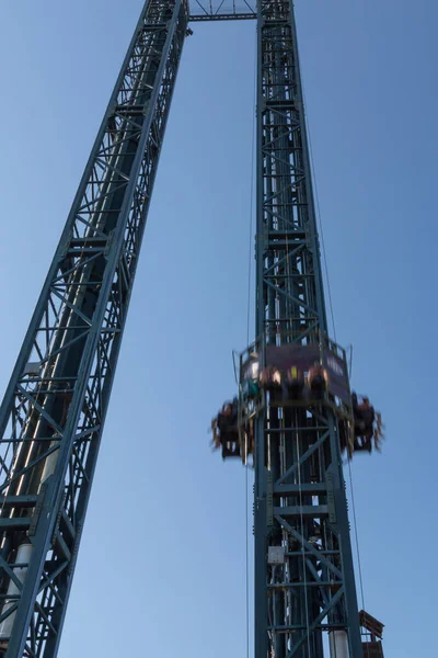 Metallic Tower in the Amusement Park: Crazy Speed Uphill and Downhill — Stock Photo, Image