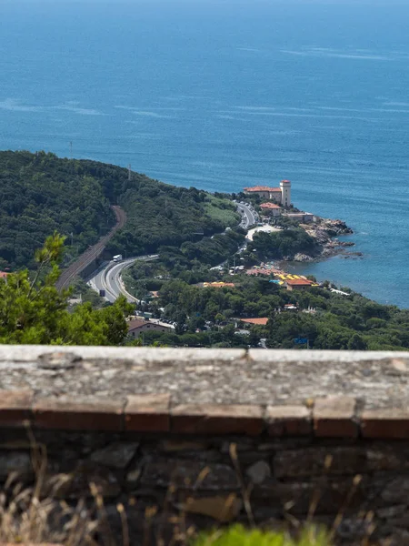 Luftaufnahme der Burg von Boccale mit der Vegetation, dem Meer und den Straßen in der Nähe in livorno-italien — Stockfoto