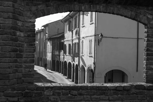 Vista desde una ventana en el Castillo: Calle Principal, Colonnade y Casas en Fontanellato en Parma, Italia —  Fotos de Stock