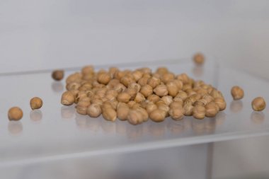 Şeffaf Bir Kaide üzerinde görüntülenen Çiğ Nohut Küçük Avuç