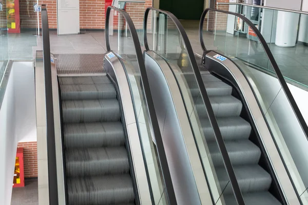 Escaleras mecánicas dentro del edificio público en movimiento continuo —  Fotos de Stock