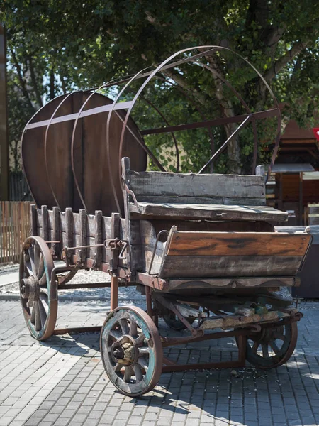 带轮子和金属结构的古董木制货车 — 图库照片