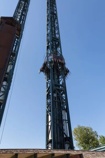 Torre metálica no parque de diversões: Crazy Speed Uphill e Downhill — Fotografia de Stock