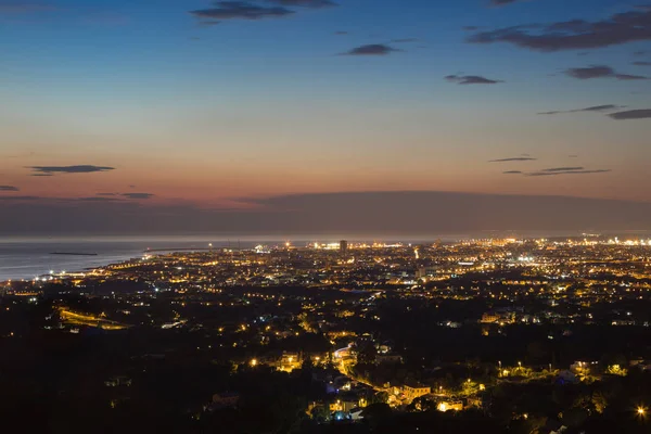 Alacakaranlıkta Toskana'daki Livorno şehrin havadan görünümü — Stok fotoğraf
