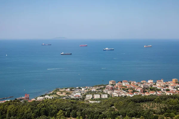 Veduta aerea di navi da carico vuote vicino alla costa con mari calmi — Foto Stock