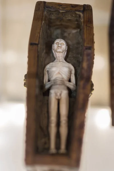 Small Statuette depicting a Corpse inside a Wooden Coffin — Stock Photo, Image