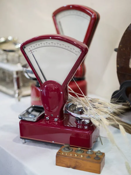 Échelle rouge antique pour la nourriture sur la table blanche — Photo