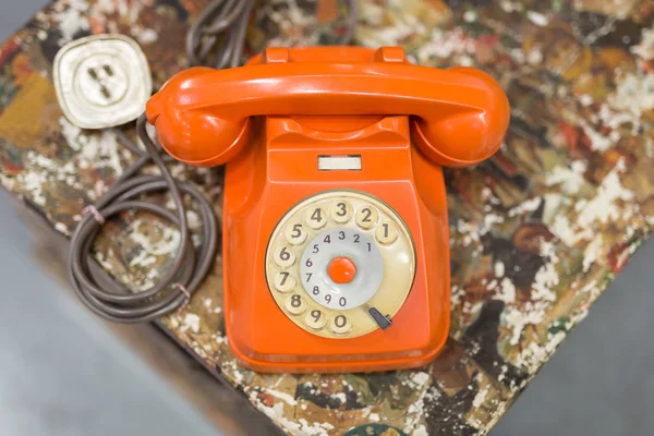 Antike vintage analog orange telefon, kommunikationskonzept thema — Stockfoto