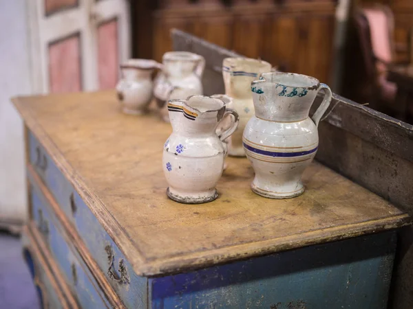 Dekoracyjne Handmade porcelanowe wazony na szczycie Antique drewniane meble — Zdjęcie stockowe