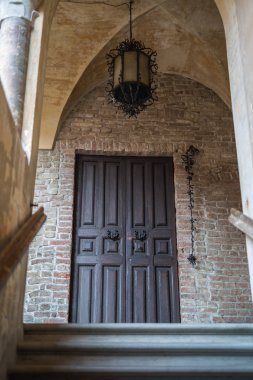 Parma Fontanellato Antik Metal Avize ile Antik Ahşap Kapı, İtalya