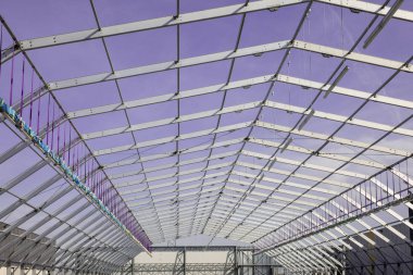 İnşaat Altında Metalik Tavan Yapısı ve Arka Planda Mavi Gökyüzü