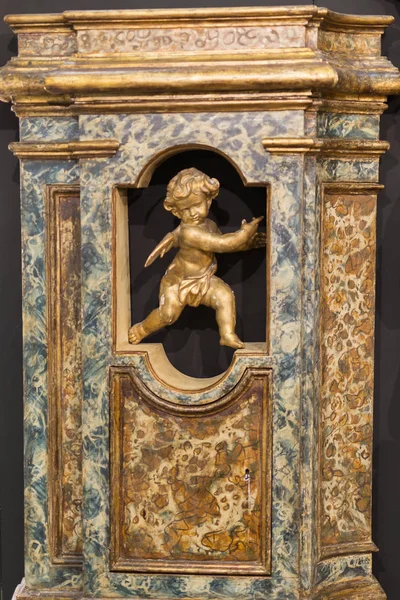 Klein standbeeld van een kleine gouden engel kind: klassieke beeldhouwkunst — Stockfoto