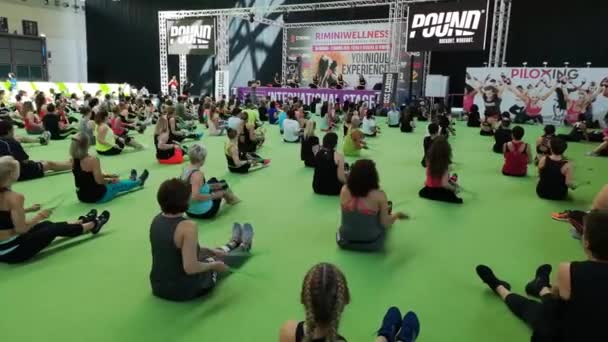 Rimini Italia Mayo 2019 Entrenamiento Fitness Gimnasio Ejercicios Con Música — Vídeo de stock