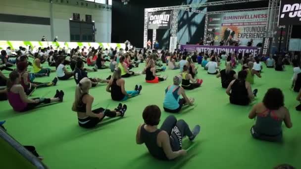 Rimini Itálie Květen 2019 Fitness Cvičení Tělocvičně Cvičení Hudbou Zelenou — Stock video