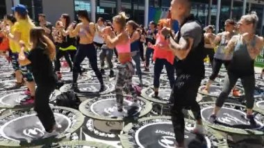 Rimini, İtalya - Mayıs 2019: Mini Rebounder Egzersiz - İnsanlar Sahnede Müzik ve Öğretmen ile Gym Sınıfta Fitness Egzersiz yapıyor