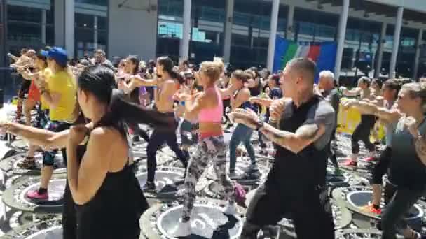 Mädchen auf einem trampolin stockvideo, royaltyfrie Mädchen auf einem trampolin opptak | Depositphotos