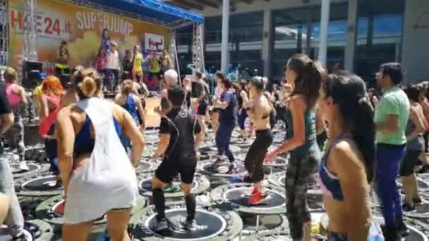 Rímini Italia Mayo 2019 Mini Rebounder Workout Gente Haciendo Ejercicio — Vídeo de stock