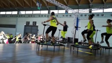 Rimini, İtalya - Mayıs 2019: Mini Rebounder Egzersiz - İnsanlar Sahnede Müzik ve Öğretmen ile Gym Sınıfta Fitness Egzersiz yapıyor