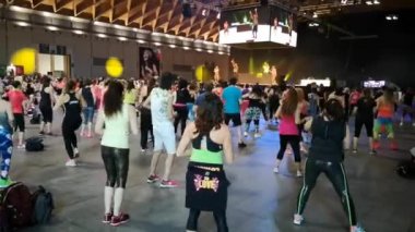 Rimini, İtalya - Haziran 2019: Spor Salonunda Fitness Egzersiz - Sahnede Müzik ve Öğretmen ile Kamu Etkinliği sırasında Zumba Egzersizleri yapan insanlar