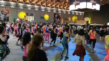 Rimini, İtalya - Haziran 2019: Spor Salonunda Fitness Egzersiz - Sahnede Müzik ve Öğretmen ile Kamu Etkinliği sırasında Zumba Egzersizleri yapan insanlar