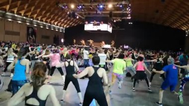 Rimini, İtalya - Haziran 2019: Spor Salonunda Fitness Egzersiz - Sahnede Müzik ve Öğretmen ile Kamu Etkinliği sırasında Zumba Egzersizleri yapan insanlar