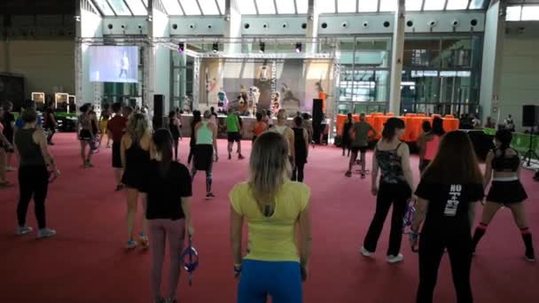 Rimini Italië Juni 2019 Fitness Workout Gym Mensen Die Oefeningen — Stockvideo