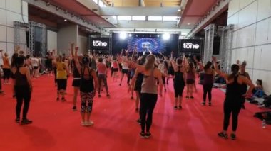 Rimini, İtalya - Haziran 2019: Spor Salonunda Fitness Egzersiz - Sahnede Müzik ve Öğretmen ile Kamu Etkinlik Sırasında Egzersiz ler Yapan Kişiler