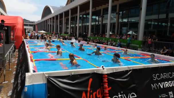 Rimini Italia Giugno 2019 Ragazze Che Fanno Esercizi Acqua Con — Video Stock