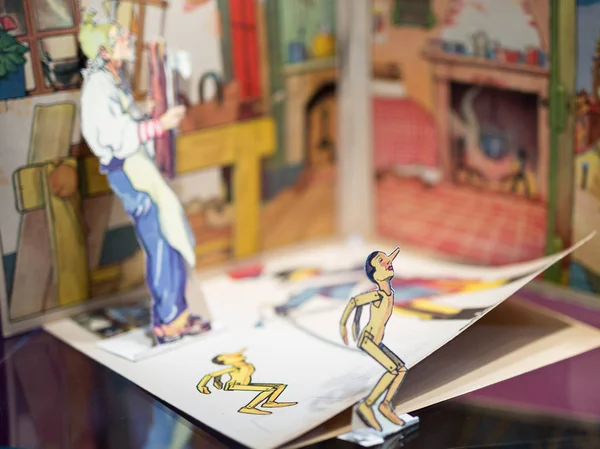 Парма, Италия - март 2019: Античная иллюстрированная детская книга: Пиноккио Коллоди — стоковое фото