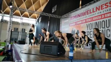 Rimini, İtalya - Haziran 2019: Fitness Öğretmenleri Müzik ve Yeşil Drum Stick ile Sahnede Gösteri Performansı Sergiliyor