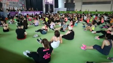 Rimini, İtalya - Mayıs 2019: Spor Salonunda Fitness Egzersiz: Müzik ve Yeşil Drum Stick ile Egzersizler