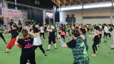 Rimini, İtalya - Mayıs 2019: Spor Salonunda Fitness Egzersiz: Müzik ve Yeşil Drum Stick ile Egzersizler